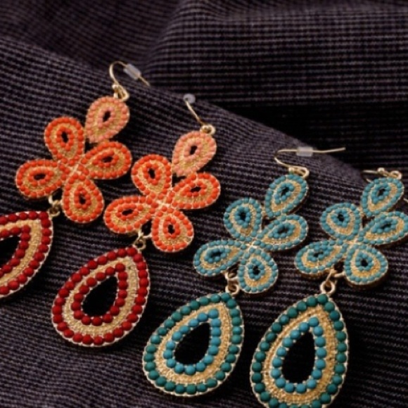 NEW - never worn CORAL color earring set - Picture 1 of 1